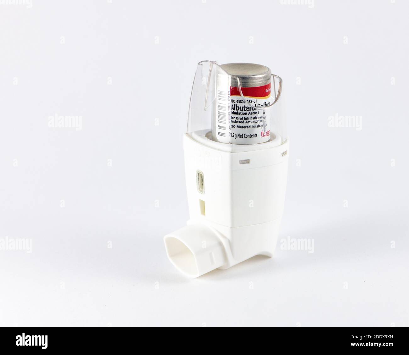 Un distributeur d'aérosol d'inhalation de sulfate d'Albuterol, utilisé pour traiter ou prévenir les bronchospasmes chez les personnes atteintes d'une maladie des voies respiratoires obstructives réversibles. Banque D'Images