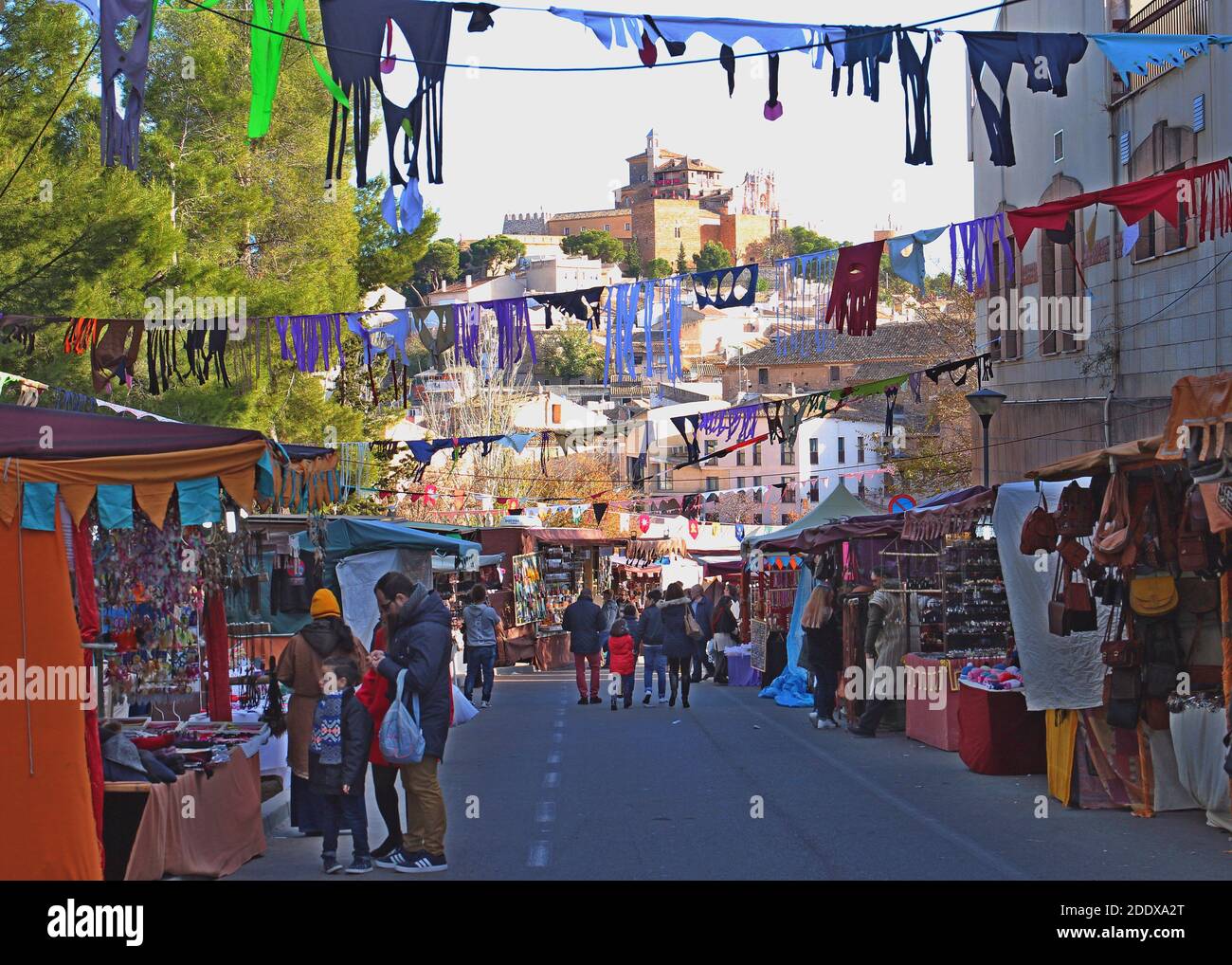 Caravaca de la Cruz, région de Murcie, Espagne. Le festival du marché médiéval et une vue sur la rue principale du marché jusqu'au château médiéval sur la colline. Banque D'Images