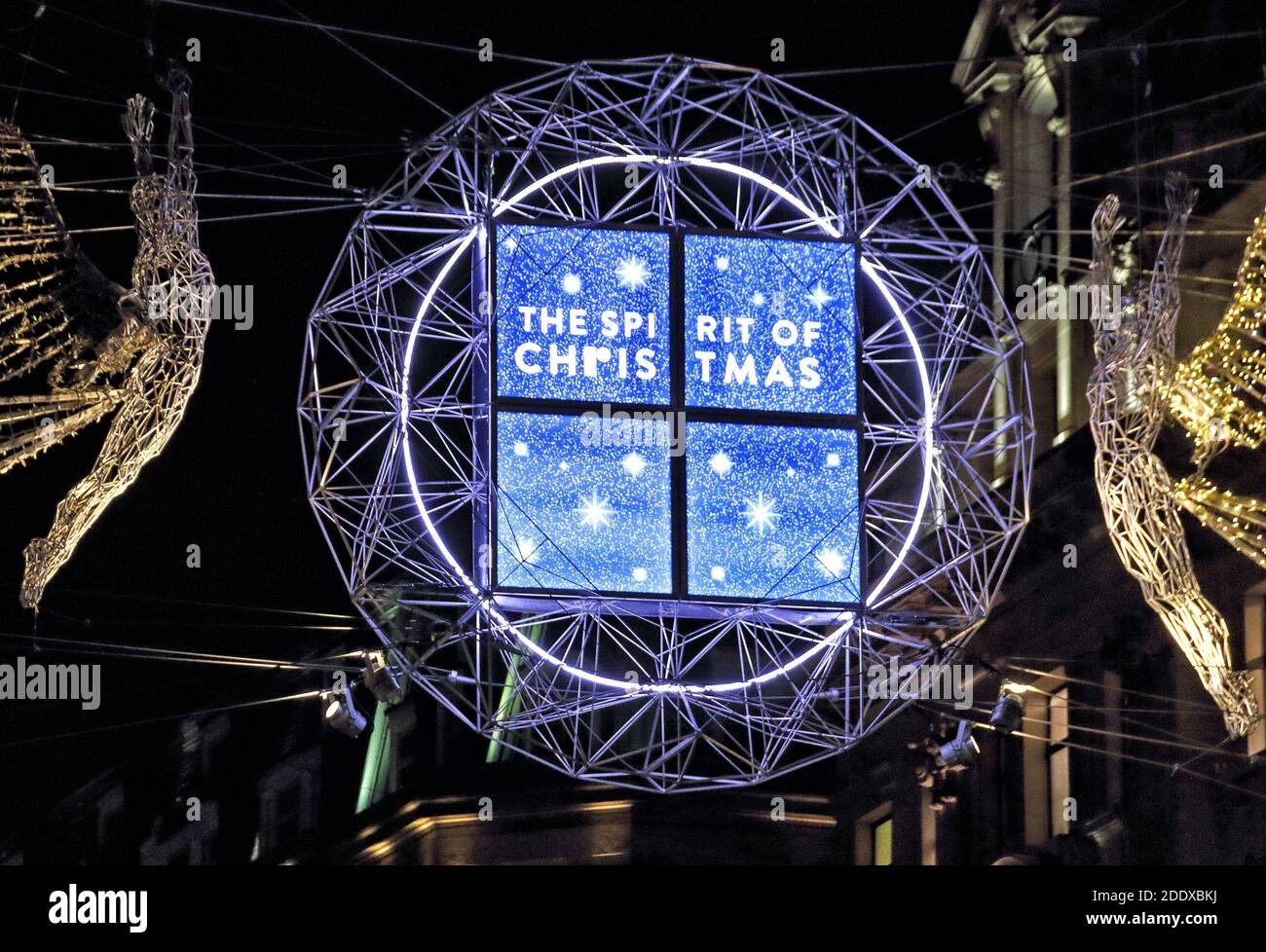 Londres, Royaume-Uni. 25 novembre 2020. Les illuminations se font tout le long de l'une des rues commerçantes les plus prestigieuses du Royaume-Uni. Les célèbres lumières de Noël de Regent Street sont désormais allumées depuis 2020. Cette année, il s'agit d'une célébrité qui exécute le changement de vitesse et qui attire de nombreuses foules tout au long de la route. Le thème de cette année est l'Esprit de Noël. Crédit : SOPA Images Limited/Alamy Live News Banque D'Images