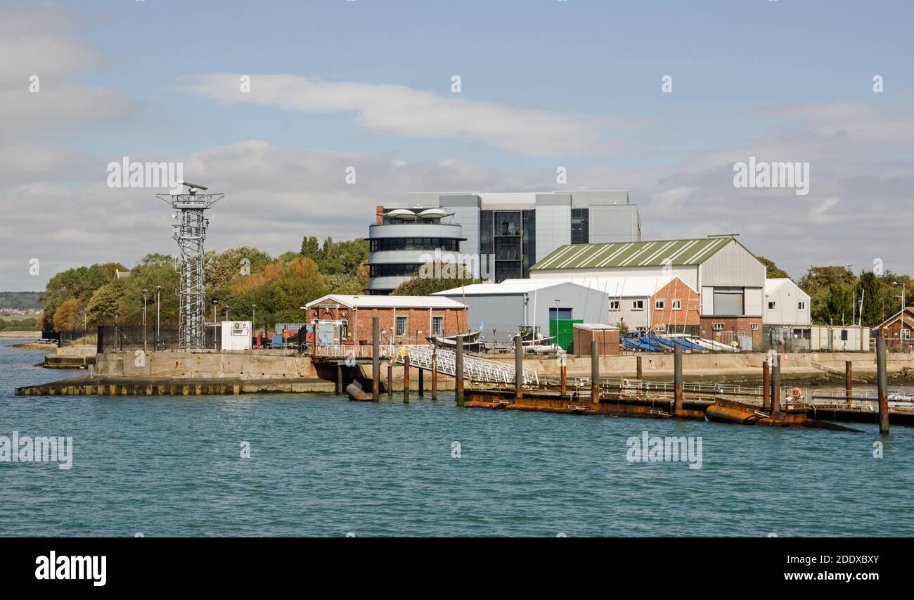 Portsmouth, Royaume-Uni - 8 septembre 2020 : quartier général du Commandement de la Marine royale surplombant le port de Portsmouth, dans le Hampshire, par une belle journée d'été. Banque D'Images