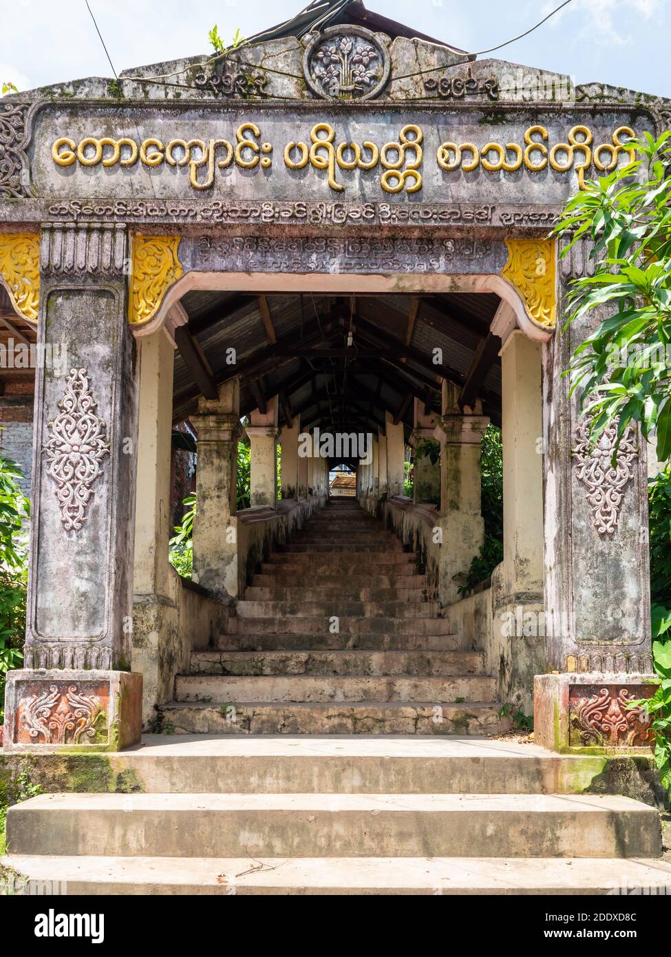 Entrée au monastère de Taw Kyaung à Myeik, dans la région de Tanintharyi au Myanmar. Banque D'Images
