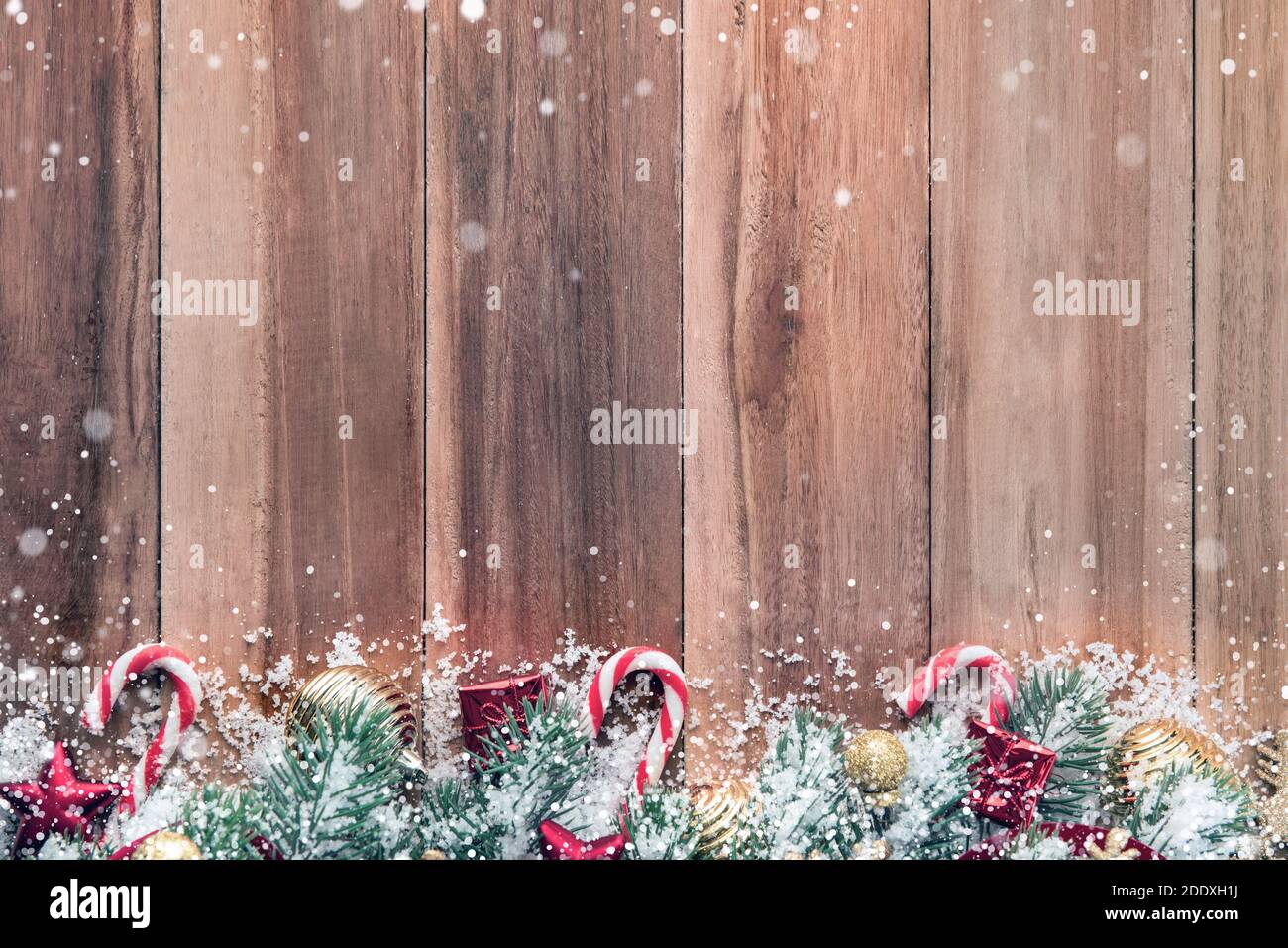 Ornements de Noël avec de la neige sur fond de bois, vue du dessus, la conception de la frontière Banque D'Images