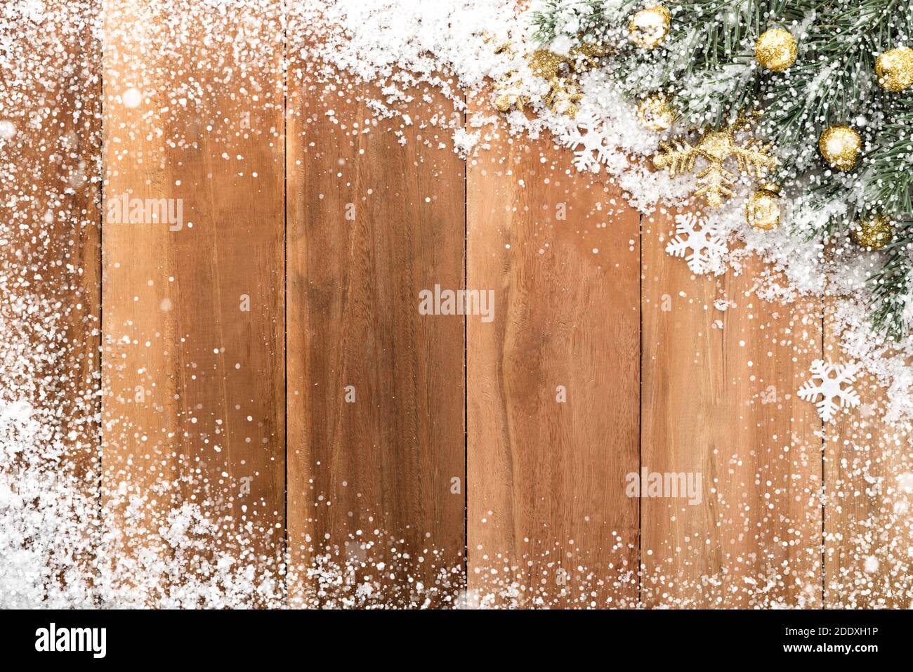 Ornements de Noël avec de la neige sur fond de bois, vue du dessus, la conception de la frontière Banque D'Images