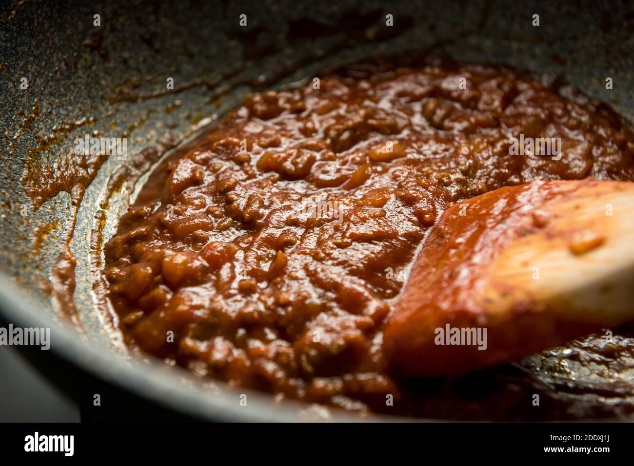 Délicieuse sauce à spaghetti au bolognaise italienne maison avec viande hachée au bœuf être cuit dans la poêle Banque D'Images