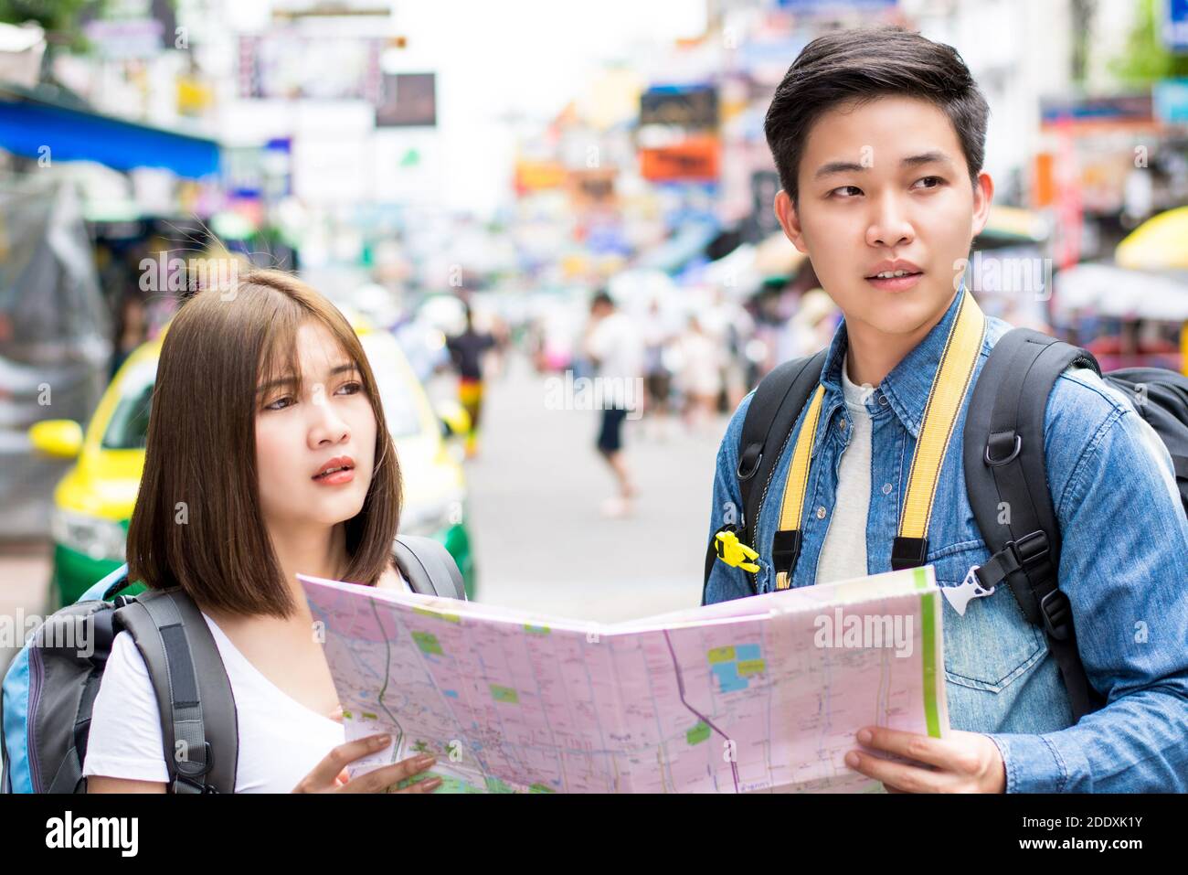 Jeune couple asiatique routard touristique se perdre et à la recherche de la direction en voyageant à Khao San Road, Bangkok, Thaïlande Banque D'Images