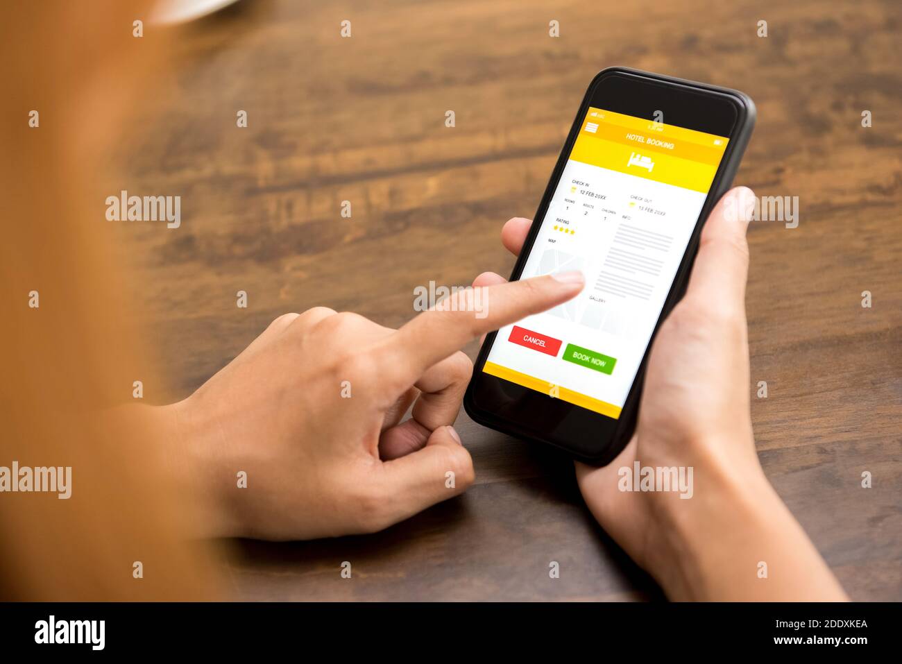 Femme vérifiant les informations de l'hôtel en ligne avant de réserver dans l'application smartphone Banque D'Images