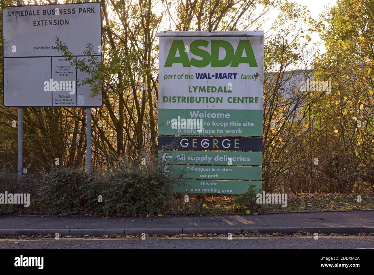 L'entrée principale du dépôt du centre de distribution d'Asda au parc d'activités Lymedale, Stoke on Trent Banque D'Images