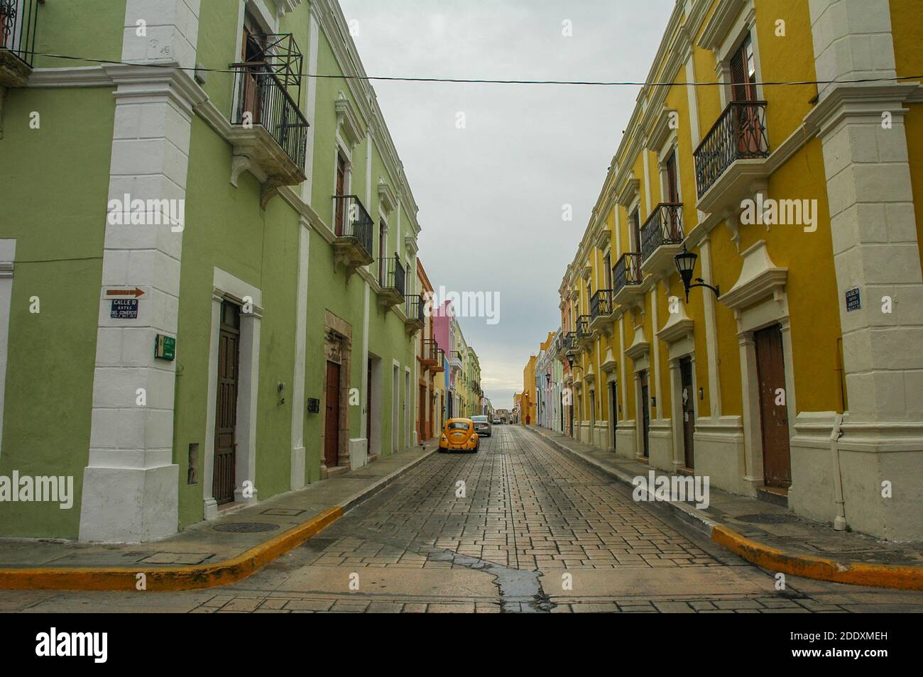 Une rue historique à Merida, au Mexique, dans la péninsule du Yucatan. Les bâtiments historiques sont aux couleurs pastel et dans un style d'architecture coloniale. Banque D'Images