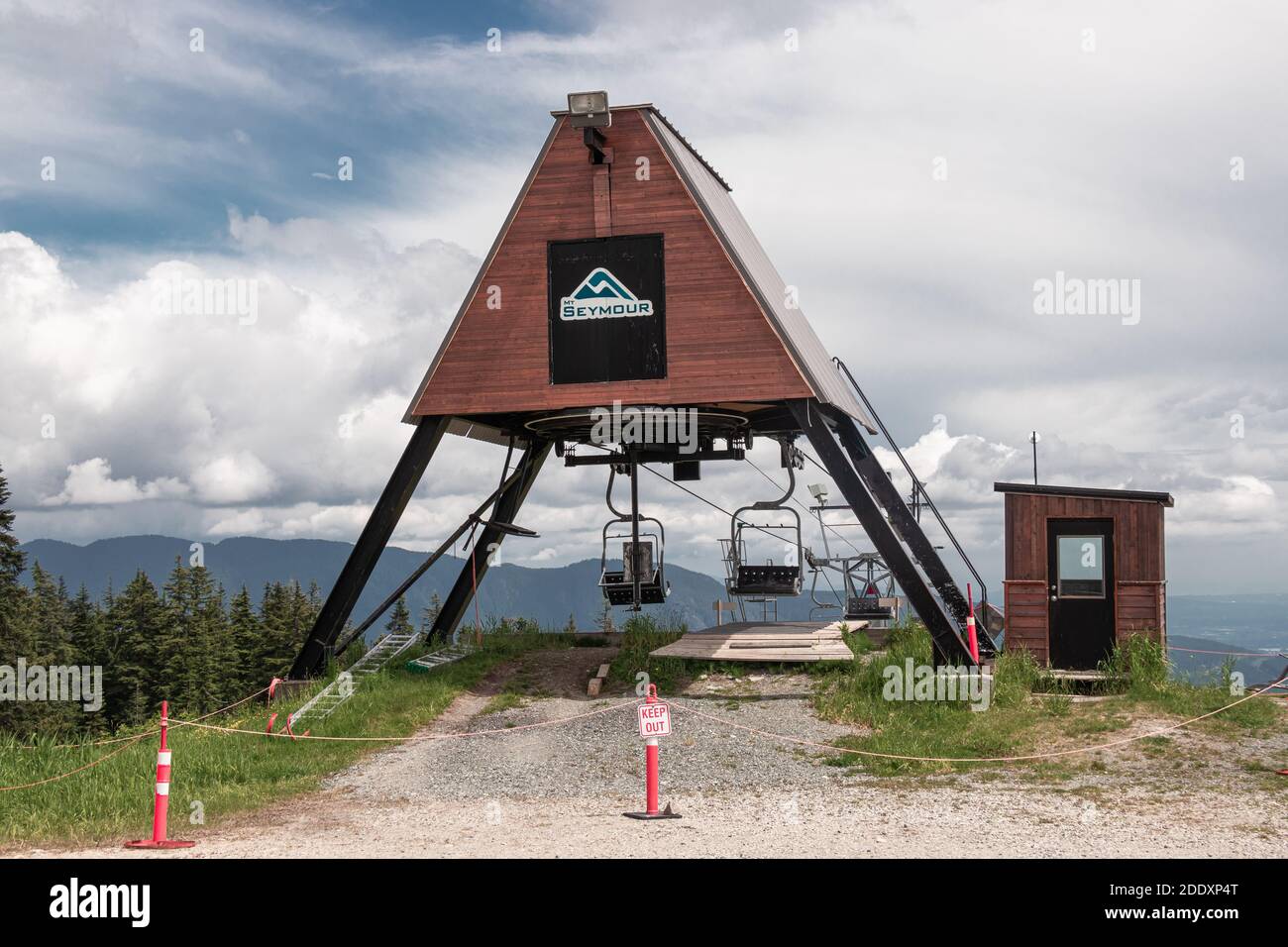 North Vancouver, Canada - 6,2020 juillet : vue du panneau 'Keep Out' près des anciens télésièges doubles de Seymour Mountain pendant la saison estivale Banque D'Images