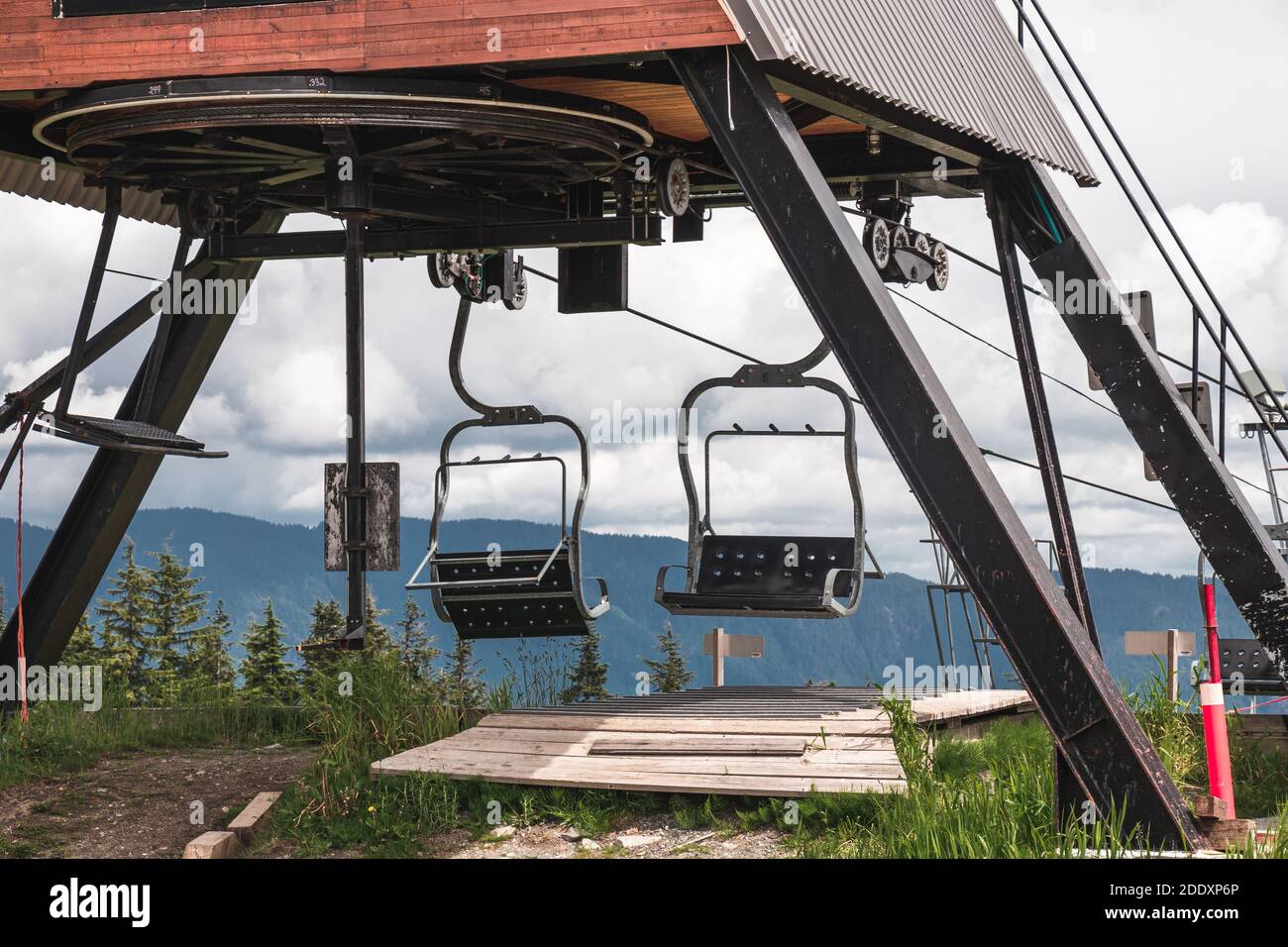 Télésièges doubles plus anciens à Seymour Mountain pendant la saison estivale Banque D'Images
