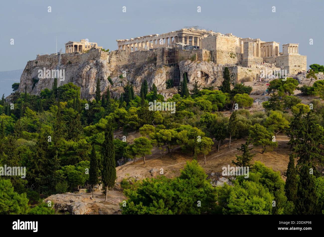 Crépuscule vue générale du Parthénon et de l'Acropole antique d'Athènes Grèce de Thissio - photo: Geopix Banque D'Images