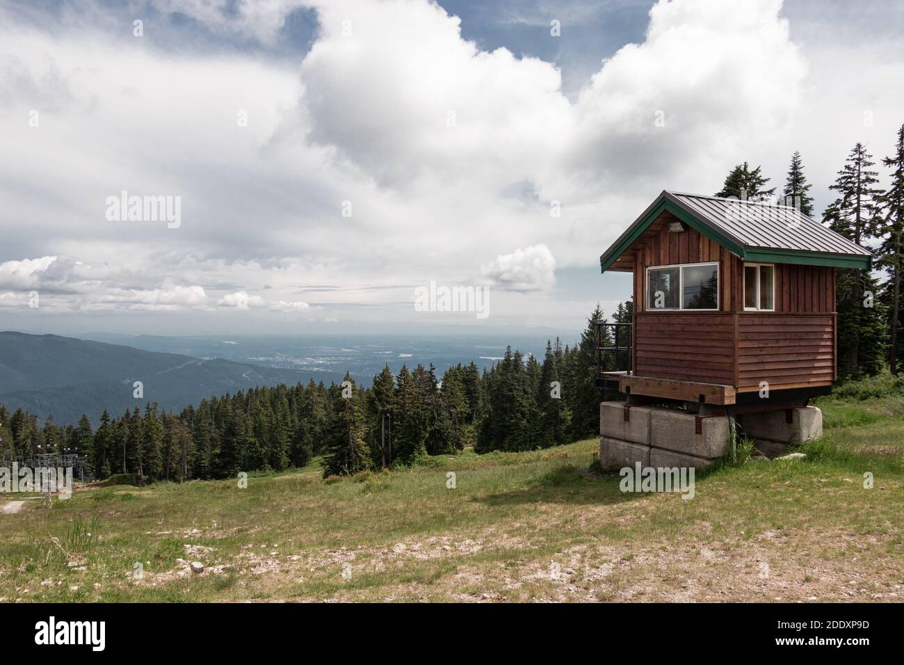 Une petite cabine près des anciens télésièges doubles de Seymour Montagne avec vue panoramique en arrière-plan pendant l'été saison Banque D'Images