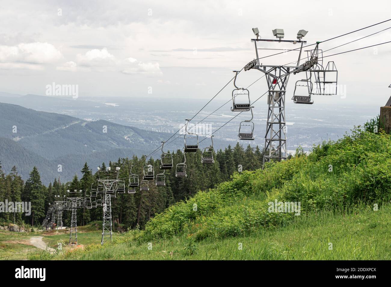 Télésièges doubles plus anciens à Seymour Mountain avec vue panoramique le fond pendant la saison estivale Banque D'Images