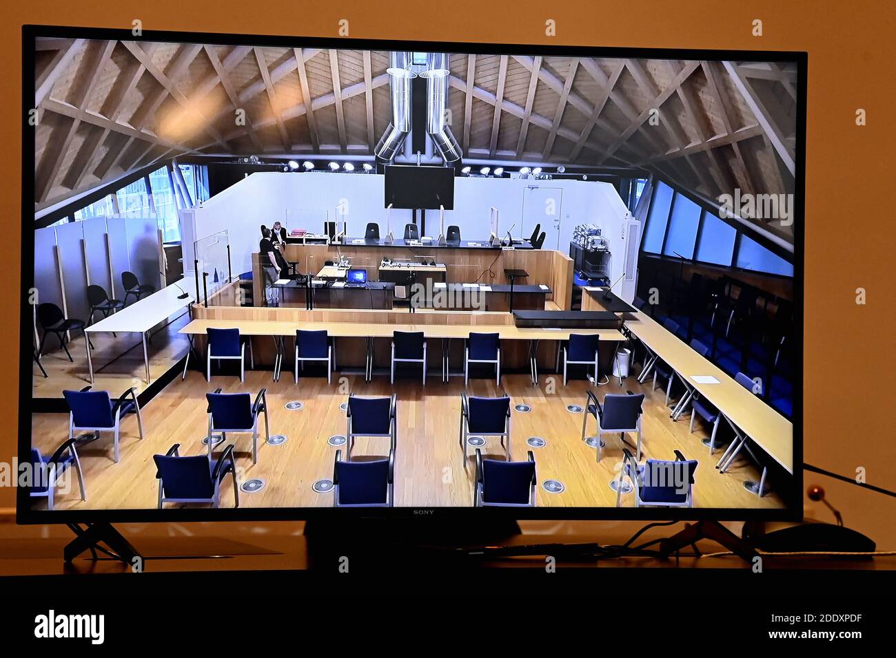 L'illustration montre la salle de tribunal sur un écran de télévision dans la salle de presse avant le début du procès de quatre personnes, dont un couple belge Banque D'Images