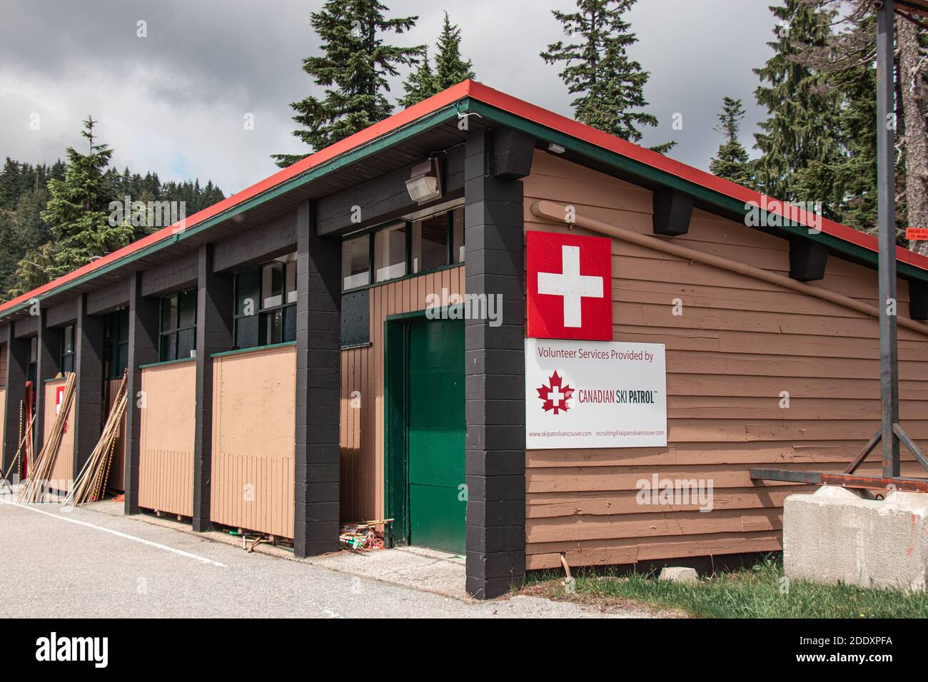 North Vancouver, Canada - juillet 6,2020 : vue de l'affiche la patrouille canadienne de ski attachée à l'édifice de Seymour Mountain Banque D'Images