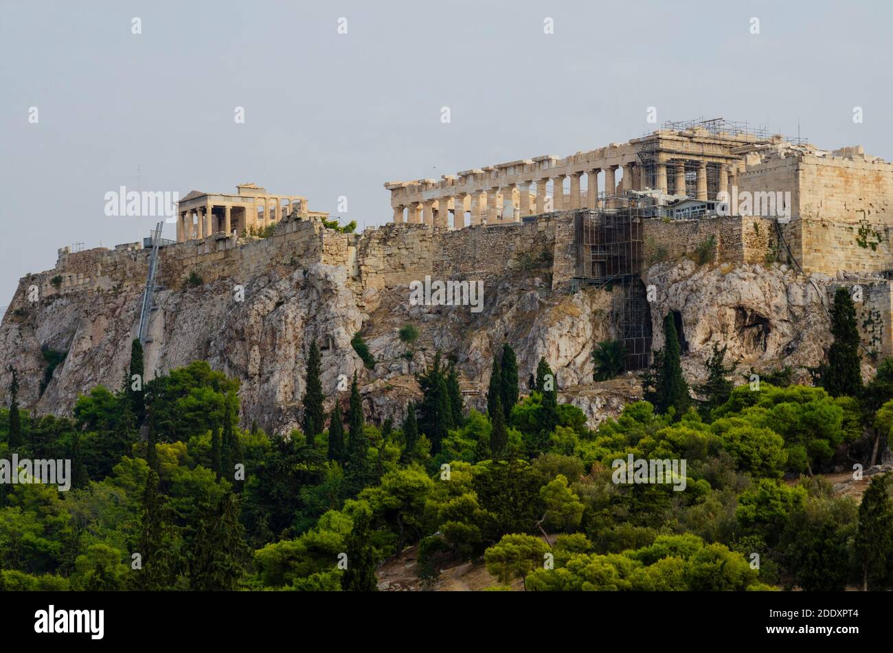 Crépuscule vue générale du Parthénon et de l'Acropole antique d'Athènes Grèce de Thissio - photo: Geopix Banque D'Images