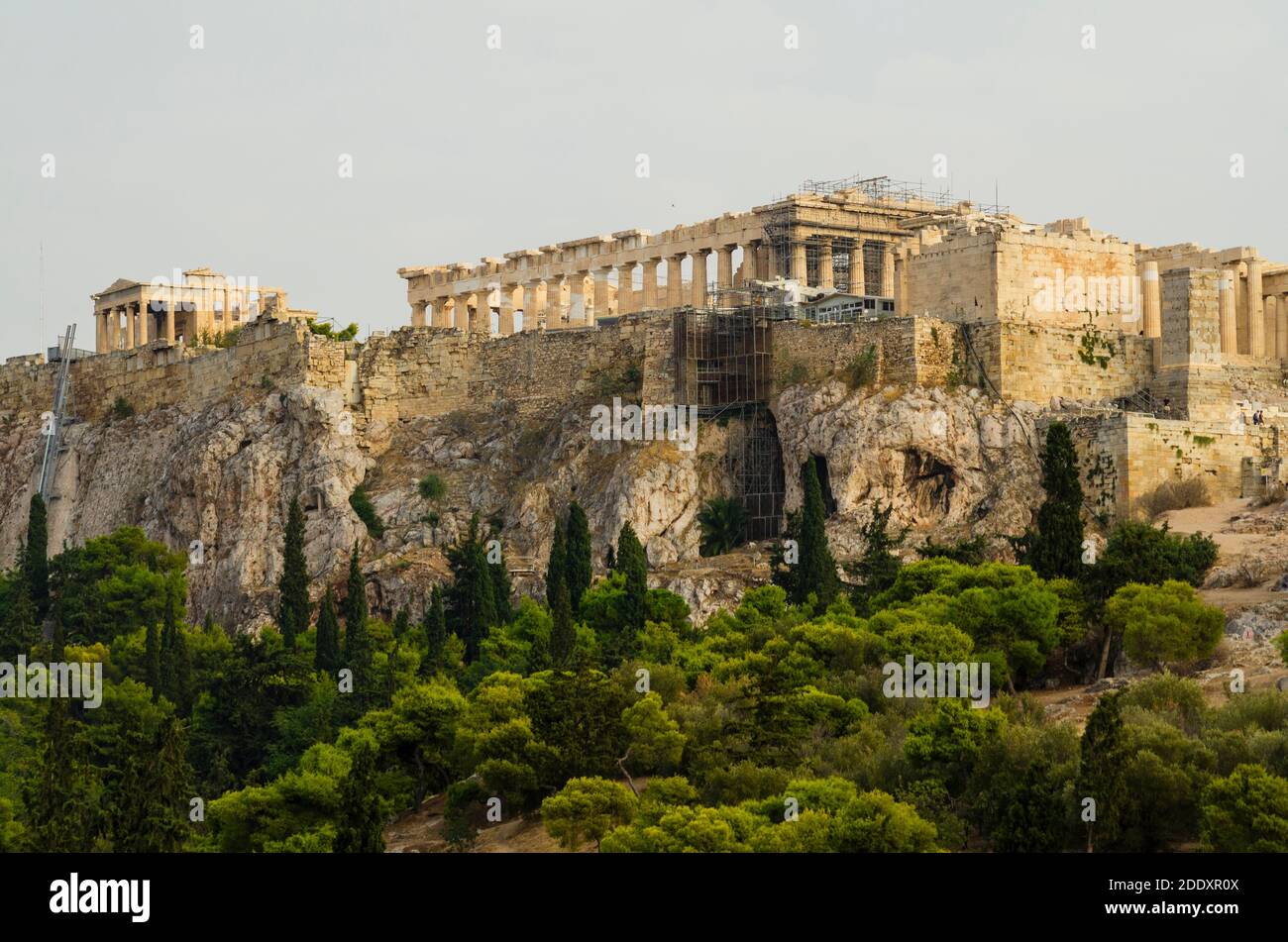 Crépuscule vue générale du Parthénon et de l'Acropole antique d'Athènes Grèce de Thissio - photo: Geopix Banque D'Images