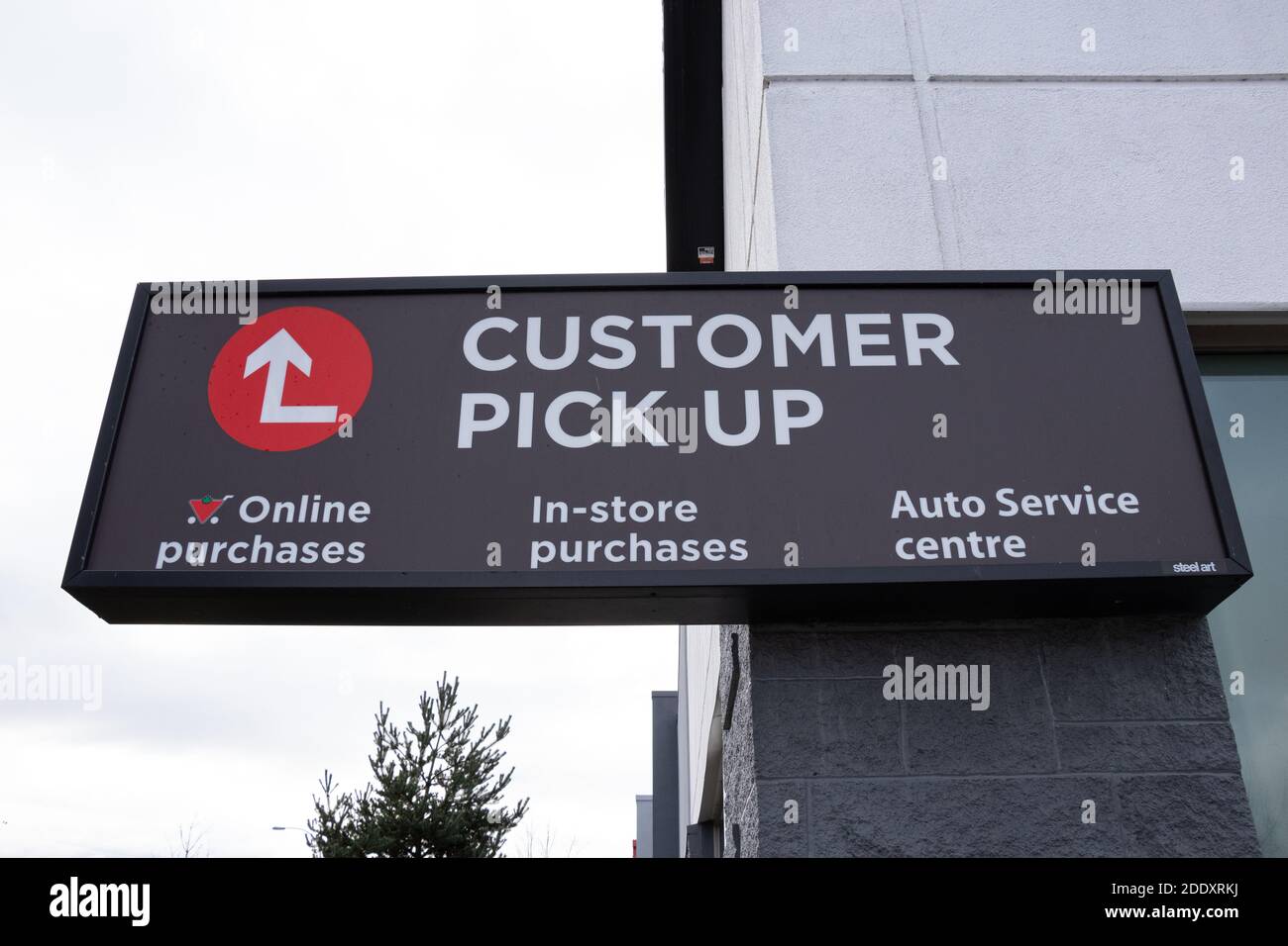 Courtenay, Canada - novembre 21,2020 : vue de l'affiche de ramassage par le client au magasin Canadian tire local de Courtenay Banque D'Images