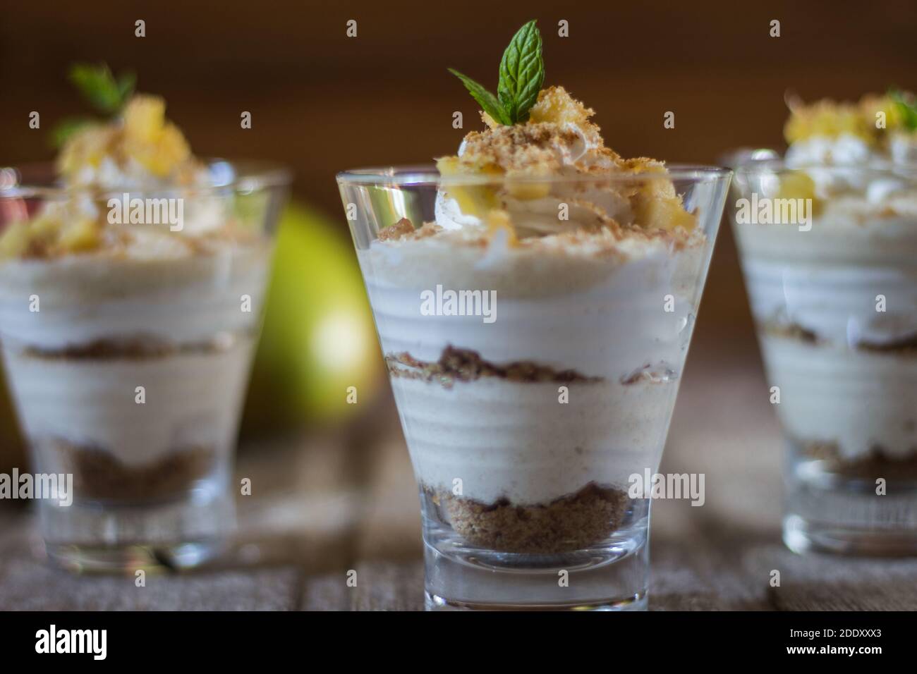 Mousse de mangue dans une tasse de verre avec menthe sur fond de bois Banque D'Images