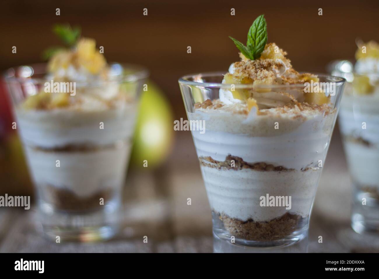 Mousse de mangue dans une tasse de verre avec menthe sur fond de bois Banque D'Images