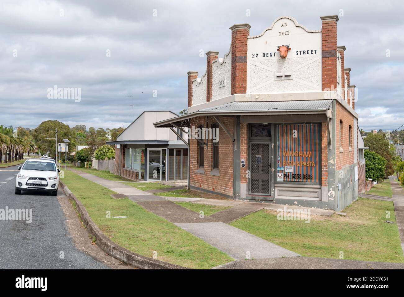 La pizzeria de la ville de Wingham en Nouvelle-Galles du Sud, en Australie, était autrefois une boucherie et a été construite en 1911 dans le style de l'époque de la fédération Banque D'Images