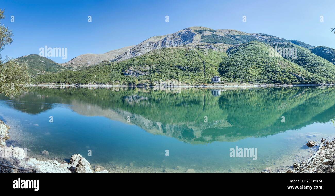 Paysage avec la chaîne de montagnes de Genzana et le lac de montagne de Scanno ci-dessous, tourné en lumière vive près d'Apppenninia, l'Aquila, Abruzzo, Italie Banque D'Images