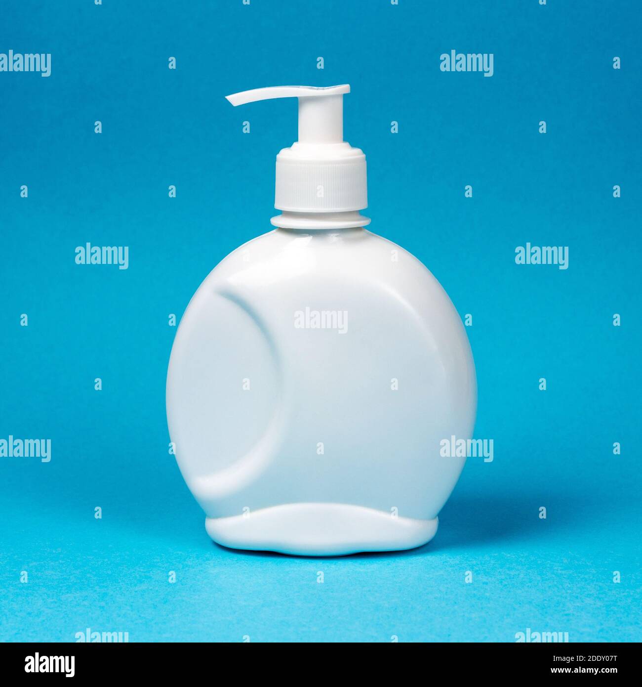 Bouteille blanche, distributeur de savon liquide, antiseptique sur fond bleu. Maquette, placer pour le texte. Format carré Banque D'Images