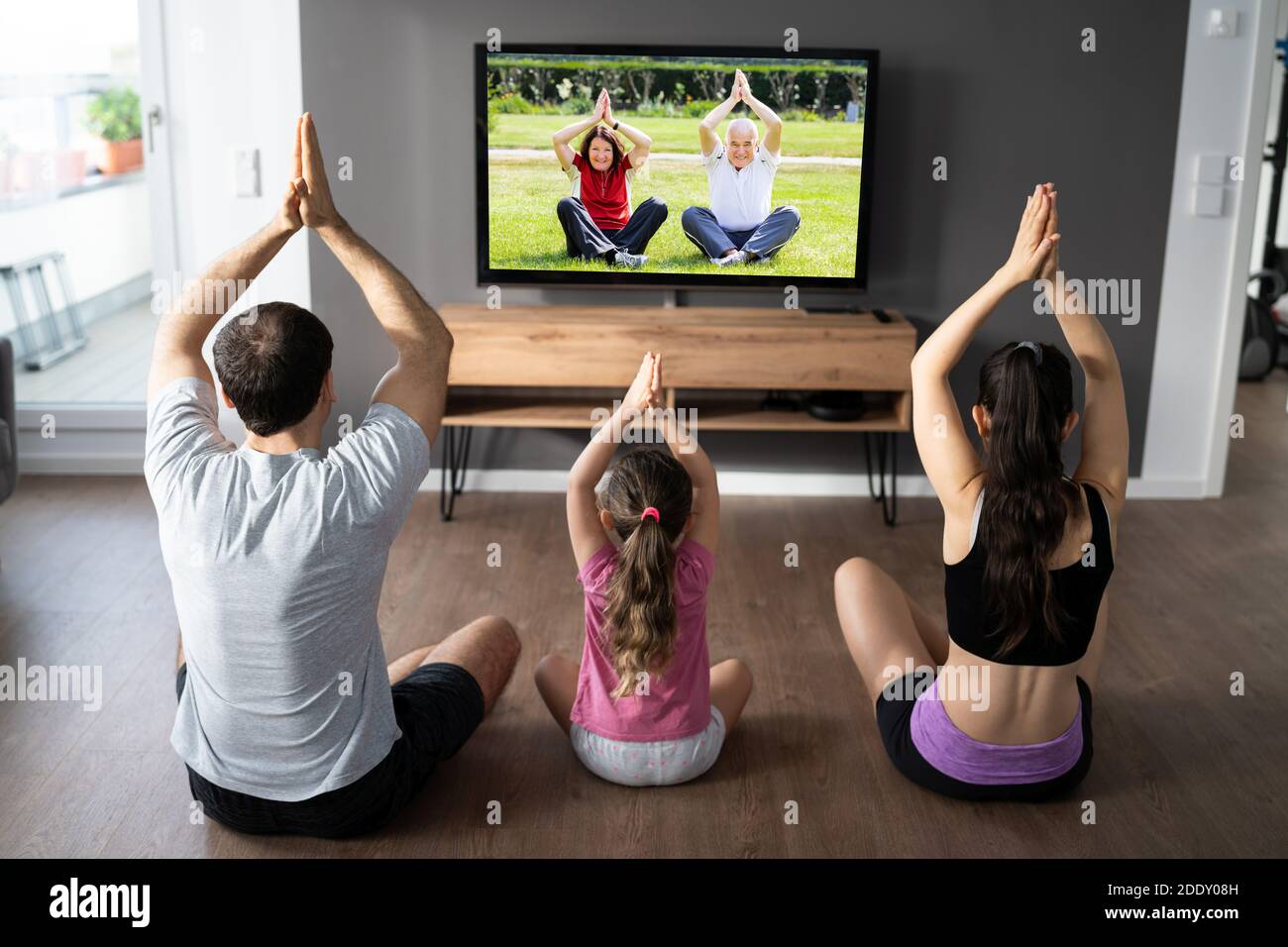 Famille faire la méditation Yoga cours en ligne à la maison Banque D'Images