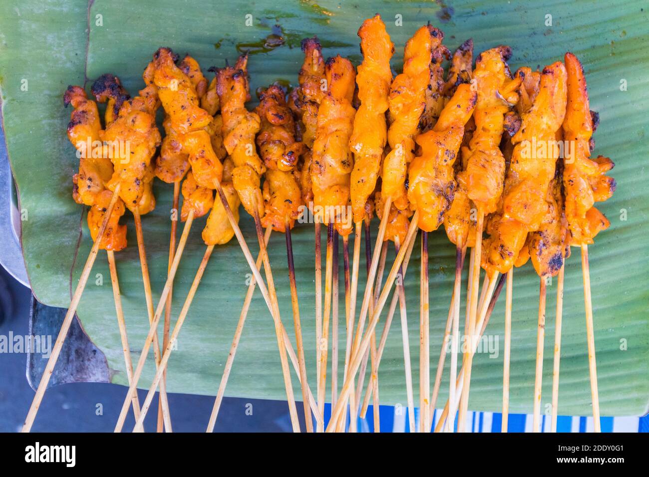Satay grillé dans un restaurant de nuit en plein air à Tenom, Sabah, Malaisie Banque D'Images