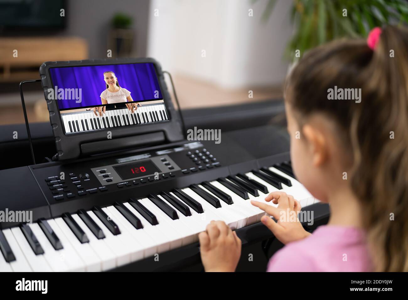 Musique Piano cours d'Internet à la maison. Étudier en ligne Banque D'Images