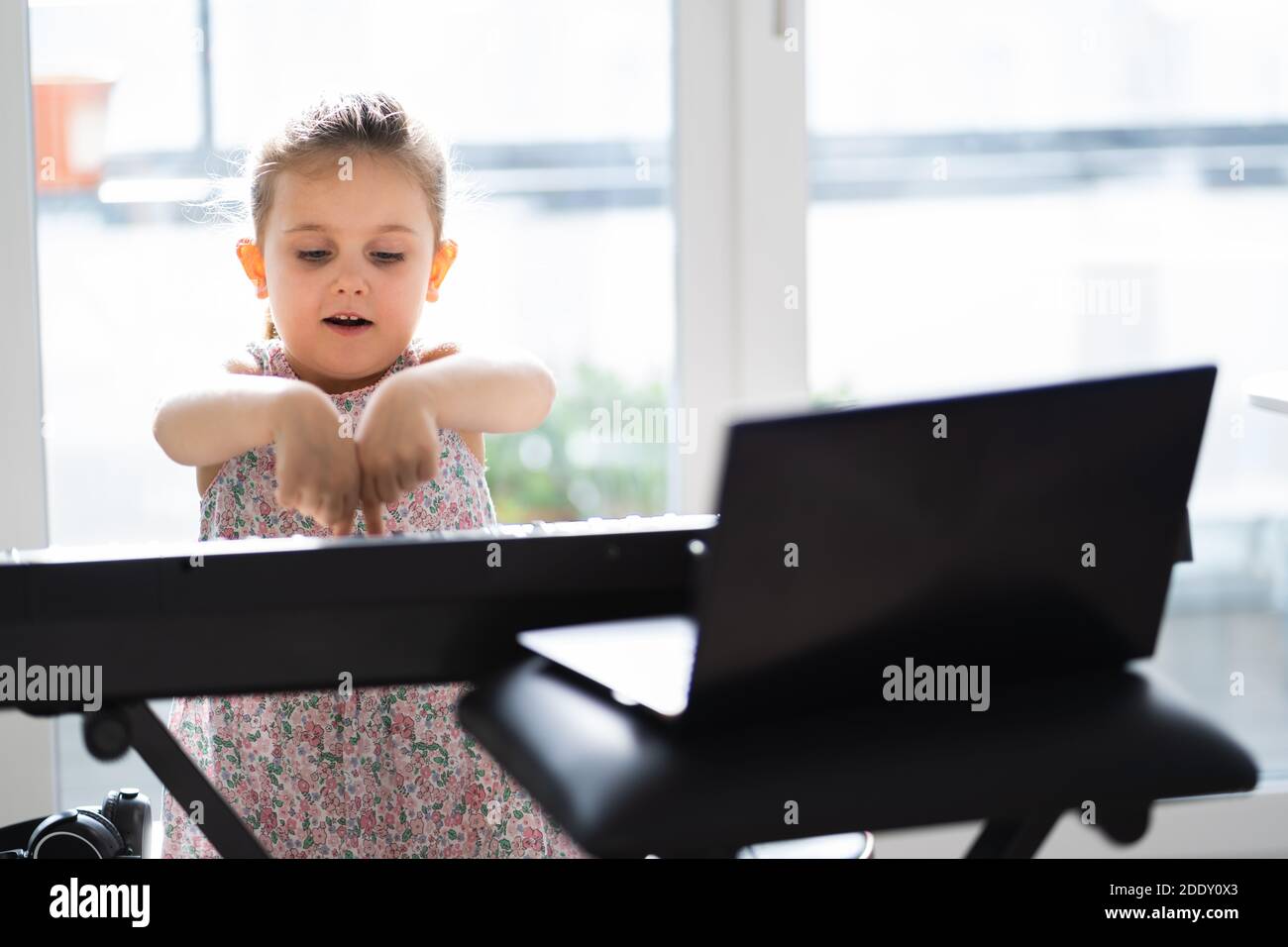 Musique Piano cours d'Internet à la maison. Étudier en ligne Banque D'Images