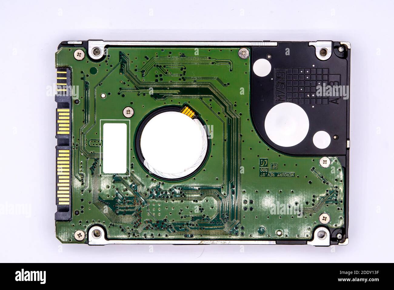 Gros plan du disque dur interne ou du disque dur de l'ordinateur portable isolé sur fond blanc. Banque D'Images
