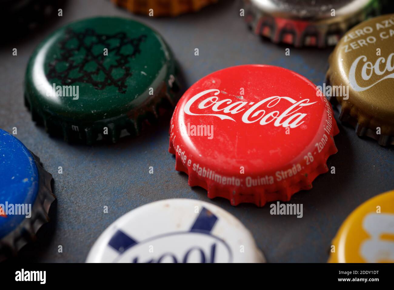 Saragosse, Espagne - 28 octobre 2020: Collection de capsules de bouteilles de différents types de boissons, une casquette Coca Cola se distingue. Banque D'Images