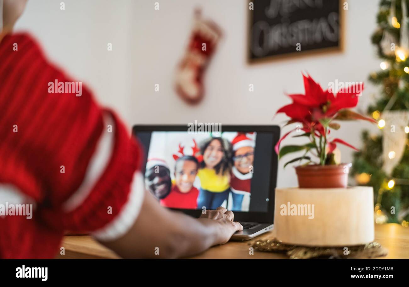 Bonne famille africaine ayant des appels vidéo sur ordinateur pendant Noël vacances Banque D'Images