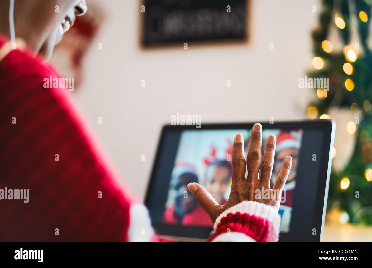 Bonne famille ayant des appels vidéo sur ordinateur pendant les vacances de Noël Banque D'Images