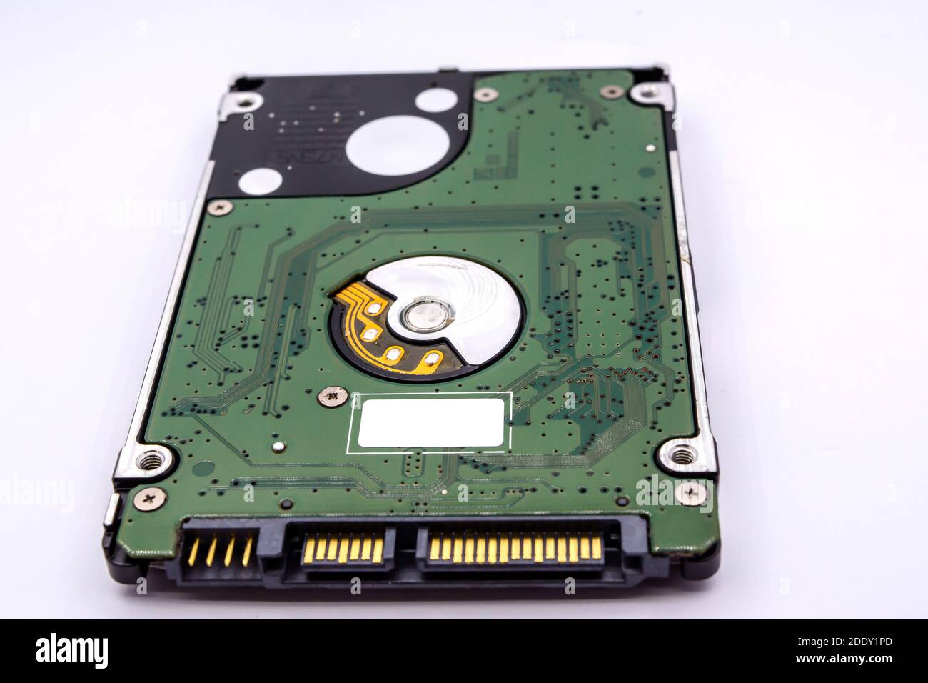 Gros plan du disque dur interne ou du disque dur de l'ordinateur portable isolé sur fond blanc. Banque D'Images