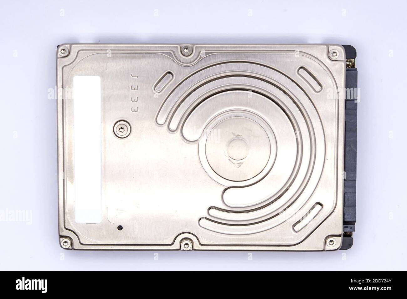 Gros plan du disque dur interne ou du disque dur de l'ordinateur portable isolé sur fond blanc. Banque D'Images