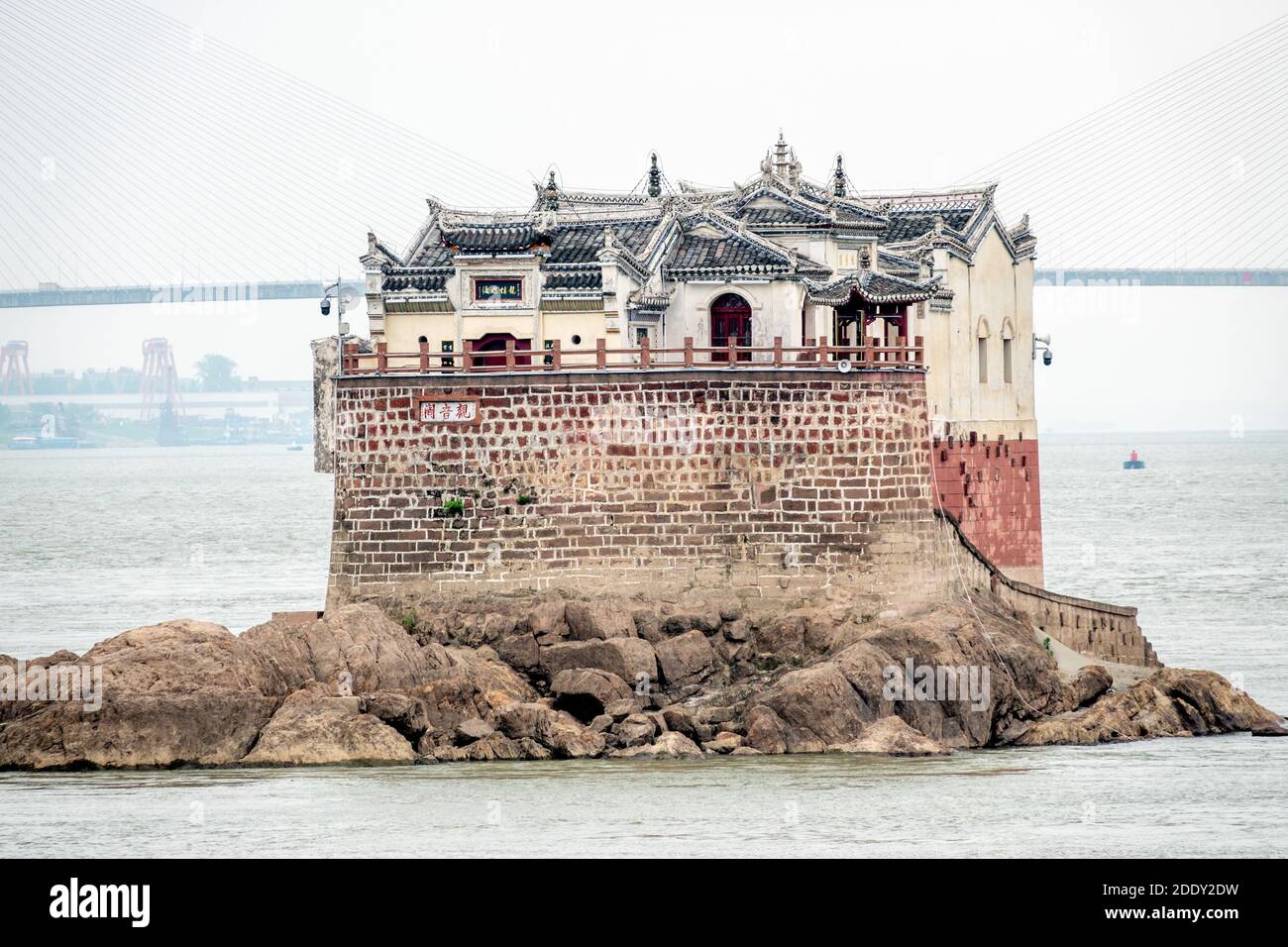 Ezhou de la province de hubei 'pavillon fort: Yangtze River LTD PAM à Los Angeles - le pavillon de la déesse de la miséricorde' Miles le premier pavillon de la rivière Yangtze' Banque D'Images