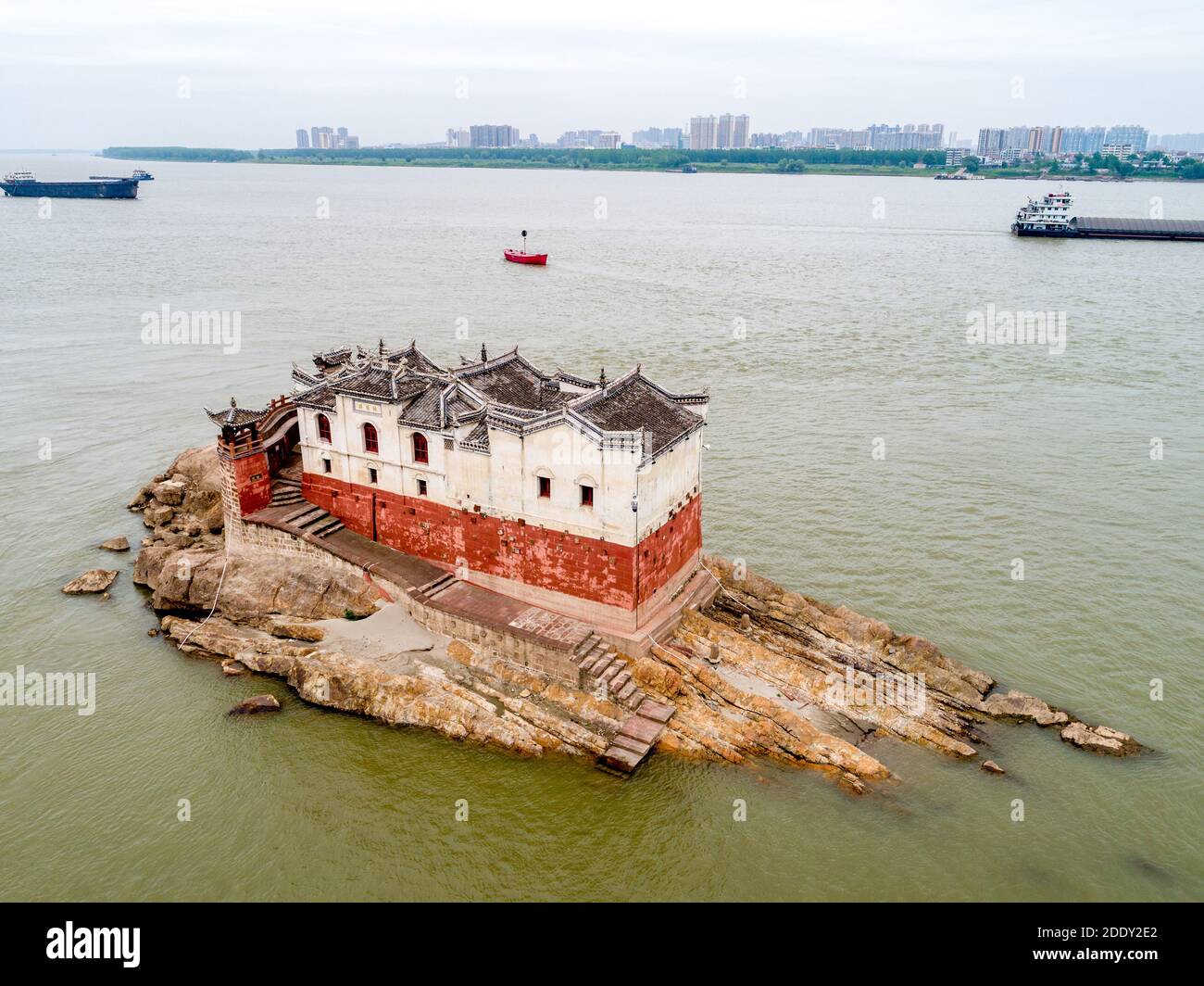 Ezhou de la province de hubei 'pavillon fort: Yangtze River LTD PAM à Los Angeles - le pavillon de la déesse de la miséricorde' Miles le premier pavillon de la rivière Yangtze' Banque D'Images