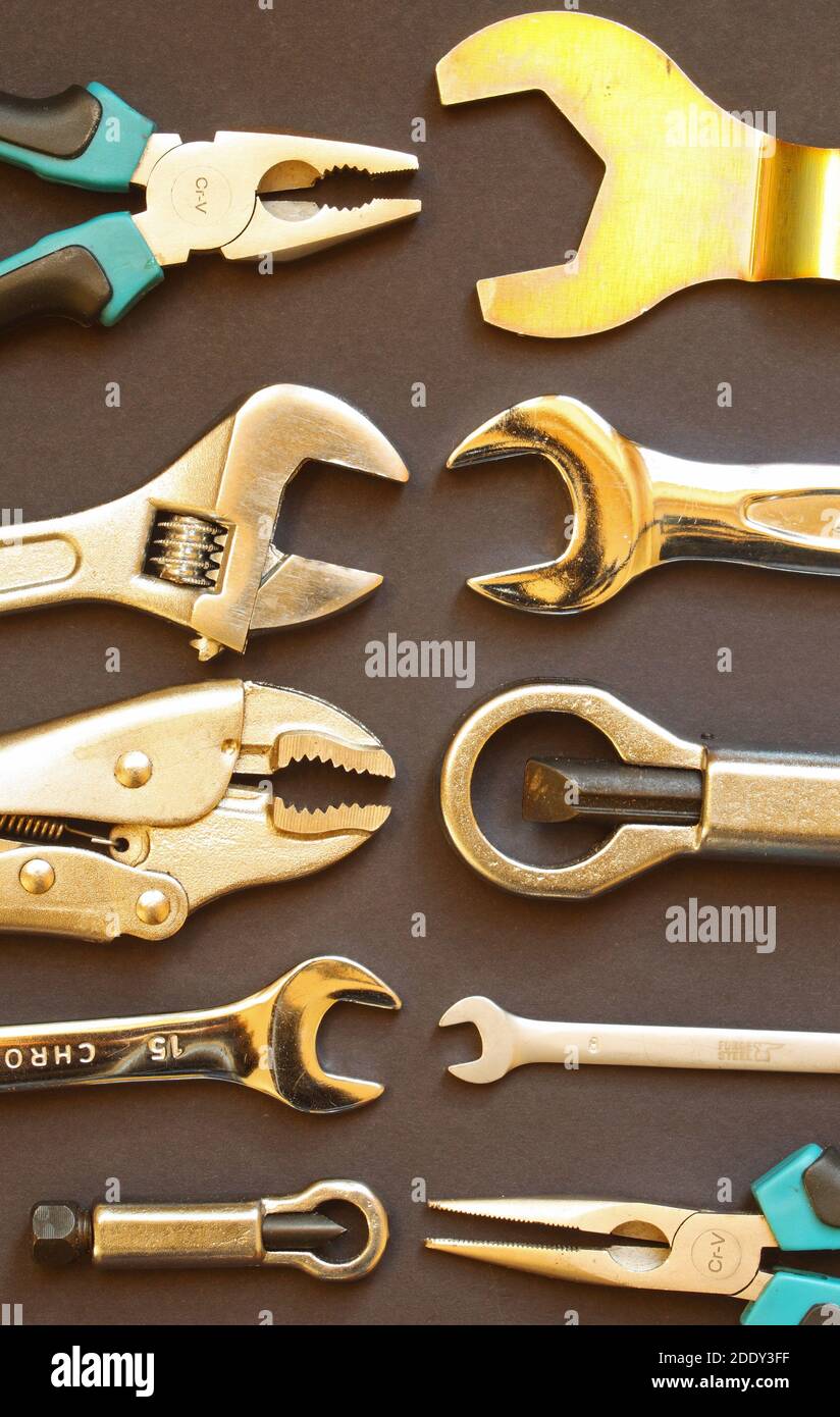 Variété d'outils à main, y compris des clés, des séparateurs d'écrous, des poignées et des pinces Banque D'Images Variété d'outils à main, y compris des clés, des séparateurs d'écrous, des poignées et des pinces Banque D'Images