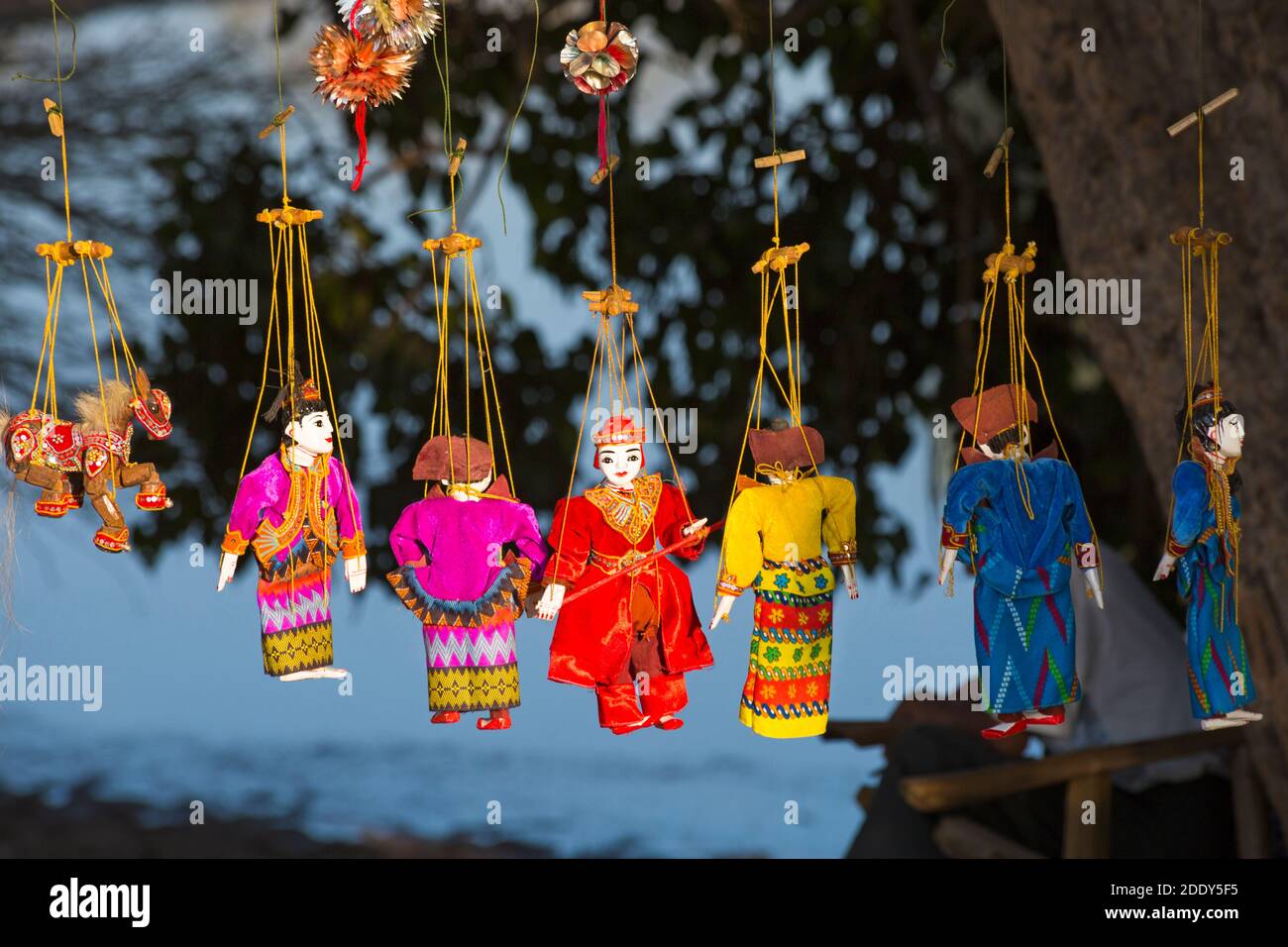 Marionnettes suspendues en vente sur stand à Bagan, Myanmar (Birmanie), l'Asie en février Banque D'Images