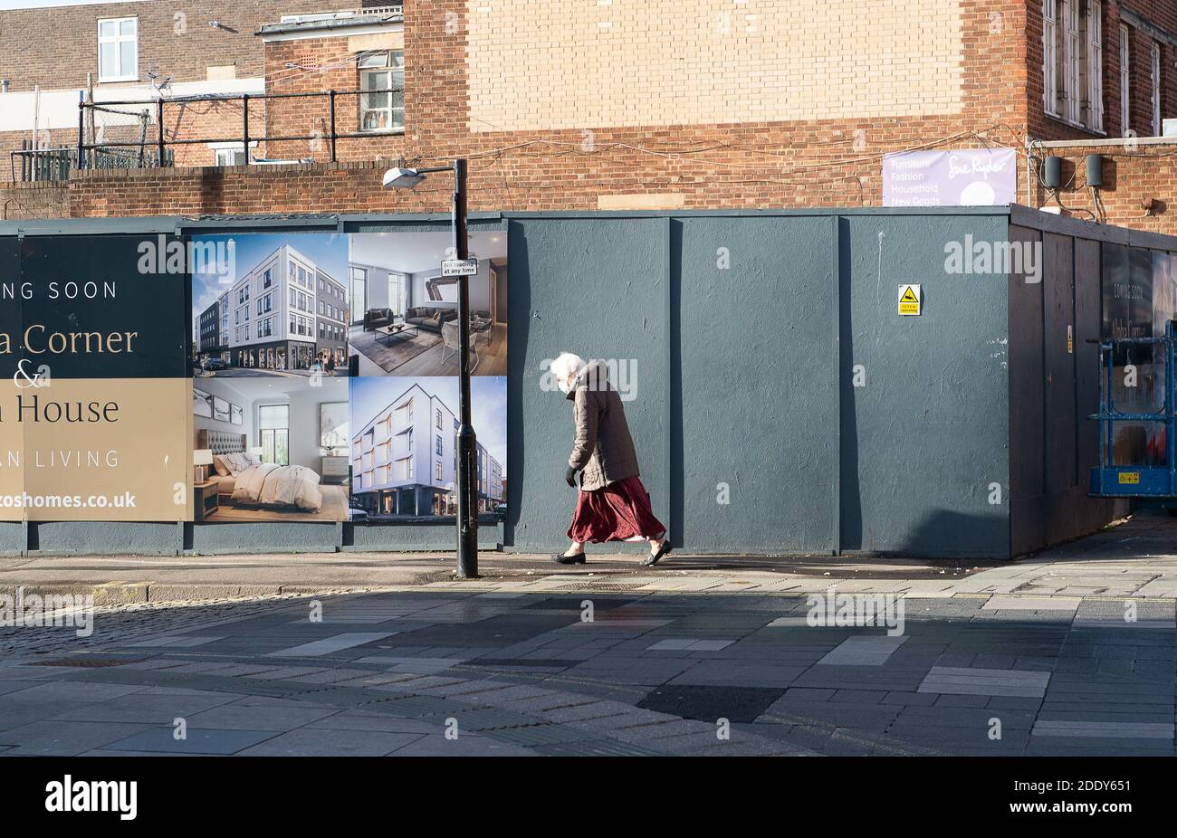 Slough, Berkshire, Royaume-Uni. 15 novembre 2020. Le taux de cas positifs de Covid-19 continue d'augmenter à un rythme alarmant. Au début du deuxième confinement en Angleterre, le taux de cas positifs de Covid-19 était de 212.0 pour cent mille personnes, mais on rapporte maintenant qu'il est de 256.8. Certaines parties de Slough High Street étaient encore occupées ce matin avec des acheteurs qui faisaient leurs achats essentiels. Crédit : Maureen McLean/Alay Banque D'Images