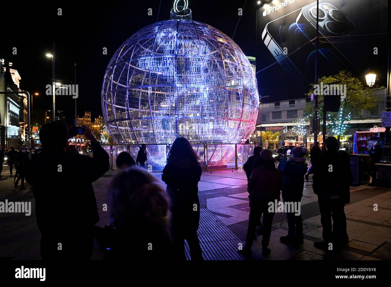 Madrid, espagnol. 26 novembre 2020. L'installation de Weihaftertskugel sur la Calle de Alcala - qui permet d'allumer l'éclairage traditionnel de Weihaftert dans le centre-ville. Madrid 11/26/2020 | utilisation dans le monde crédit: dpa/Alamy Live News Banque D'Images
