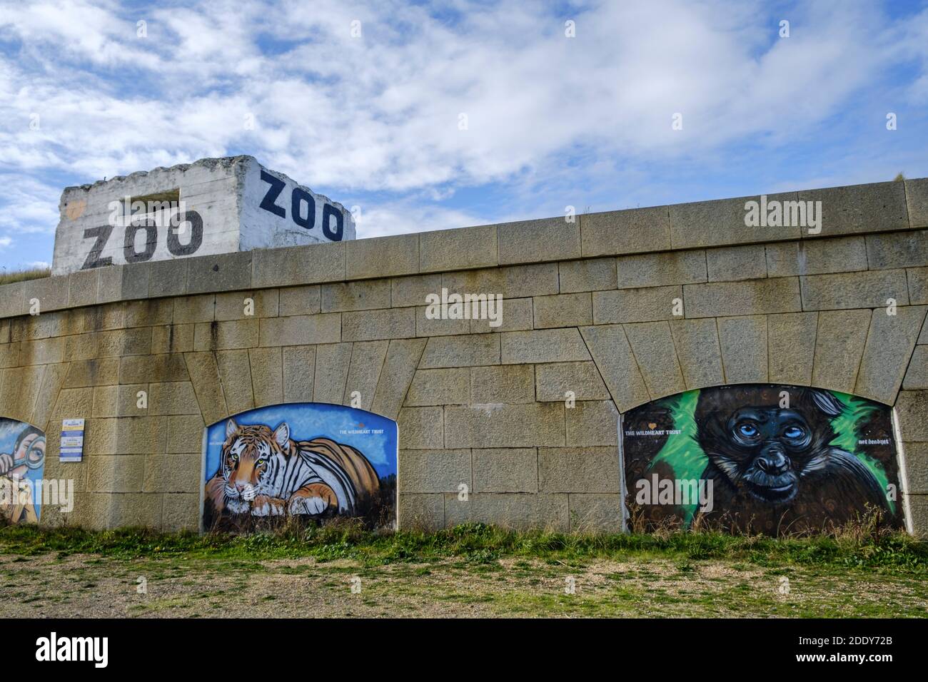 Peintures murales sur le mur extérieur du zoo de l'île de Wight, Sandown, Isle of Wight Banque D'Images