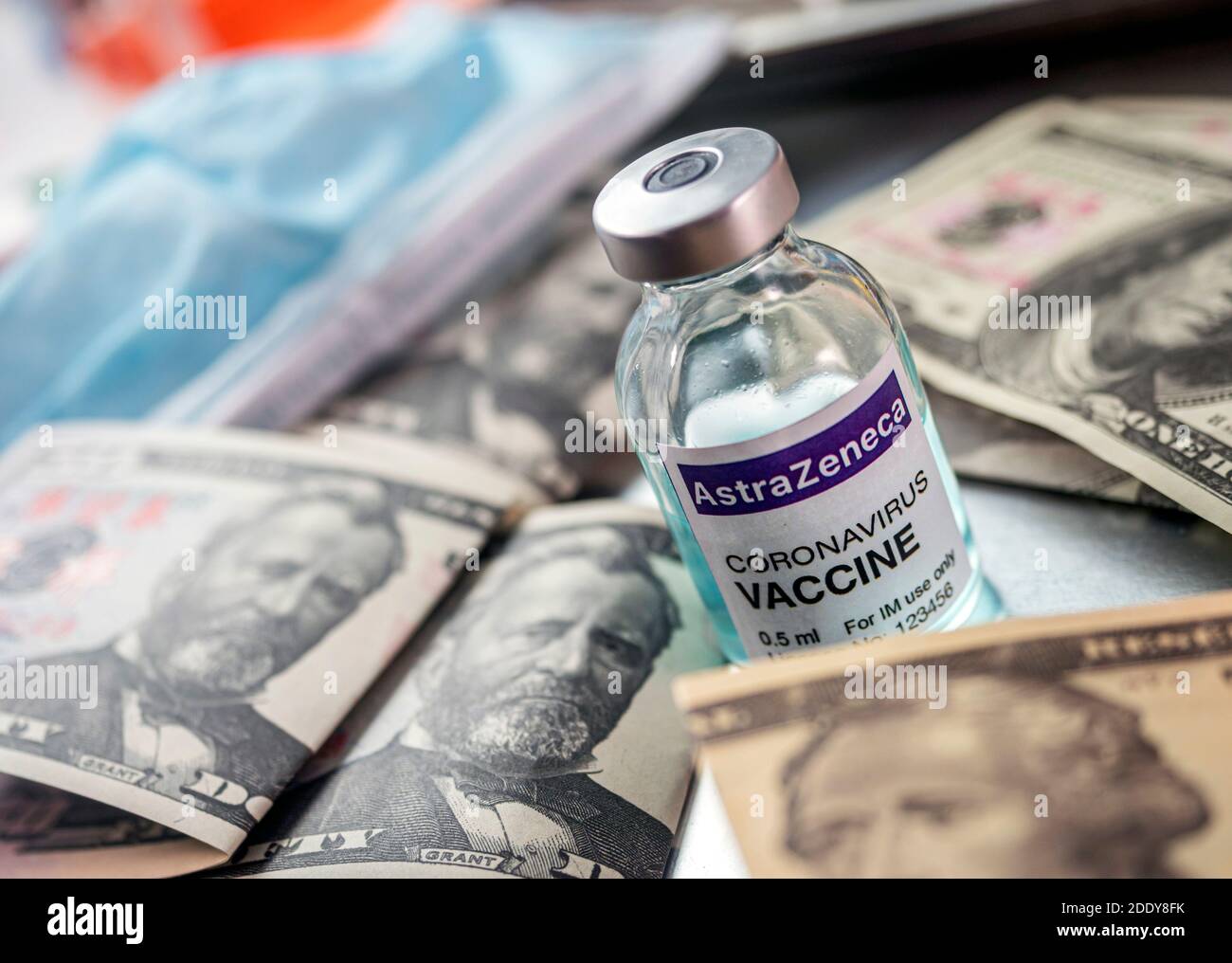 Vaccin contre le coronavirus Covid-19 pour le plan de vaccination avec billets de banque, image conceptuelle, traitement expérimental récréatif fictif Banque D'Images