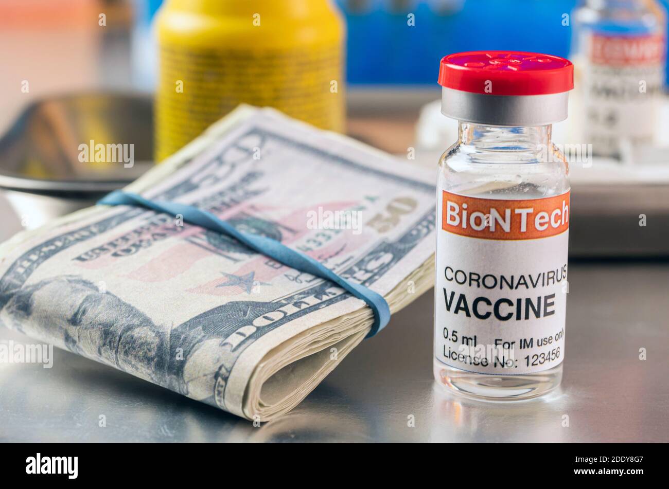 Vaccin contre le coronavirus Covid-19 pour le plan de vaccination avec billets de banque, image conceptuelle, traitement expérimental récréatif fictif Banque D'Images