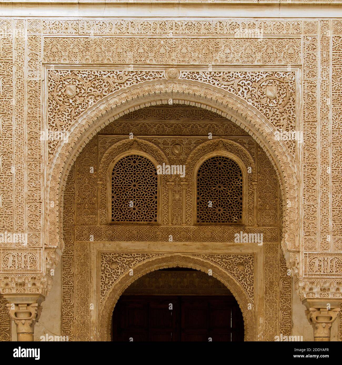 Patio del Cuarto Dorado - détail fenêtre, Alhambra, Espagne. Banque D'Images