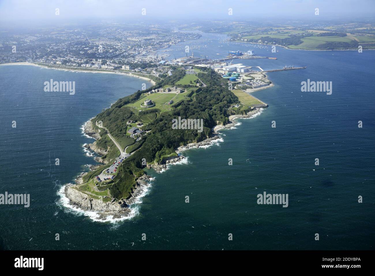 Grande-Bretagne, Cornouailles: Vue aérienne de Falmouth et, au premier plan, Château de Pendennis construit par Henry VIII en 1539 pour protéger l'entrée de la R Banque D'Images