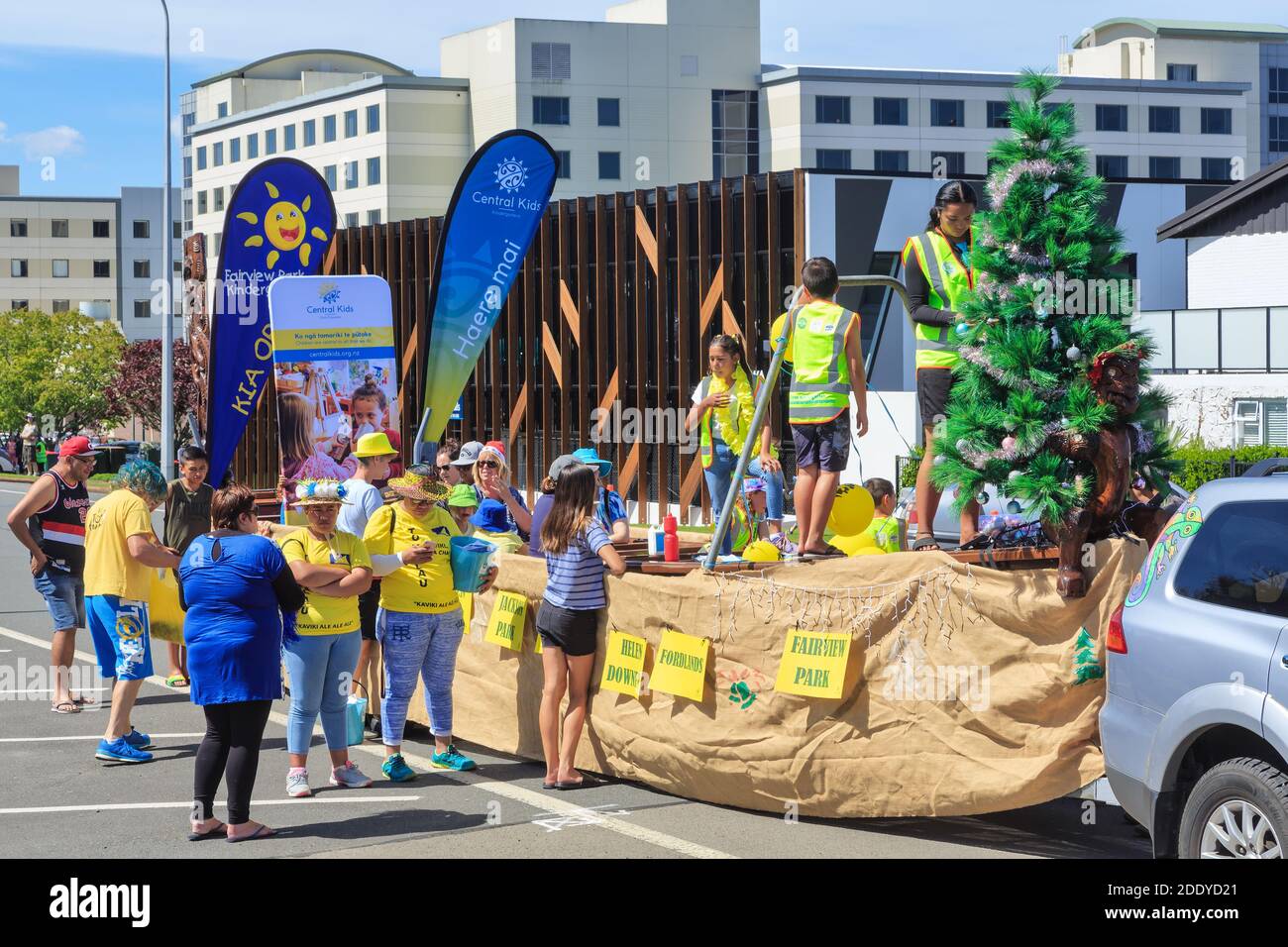 Défilé de Noël à Rotorua, Nouvelle-Zélande. Enfants sur un waka (canoë) décoré d'un arbre de Noël Banque D'Images