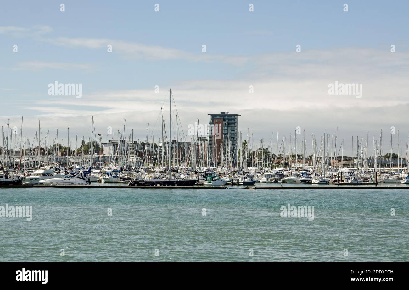 Gosport, Royaume-Uni - 8 septembre 2020 : vue sur le port de Portsmouth en direction du lac Weevil, de la marina de Gosport et du nouveau développement de logements Rope Quays sur un su Banque D'Images